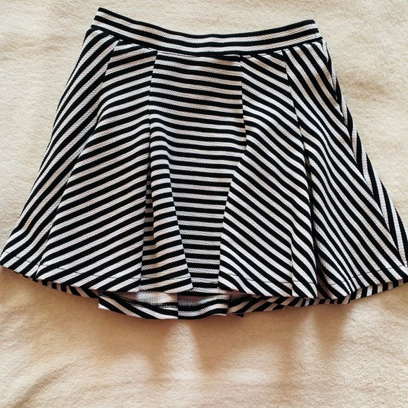 black and white striped skirt - Picture 1 of 5